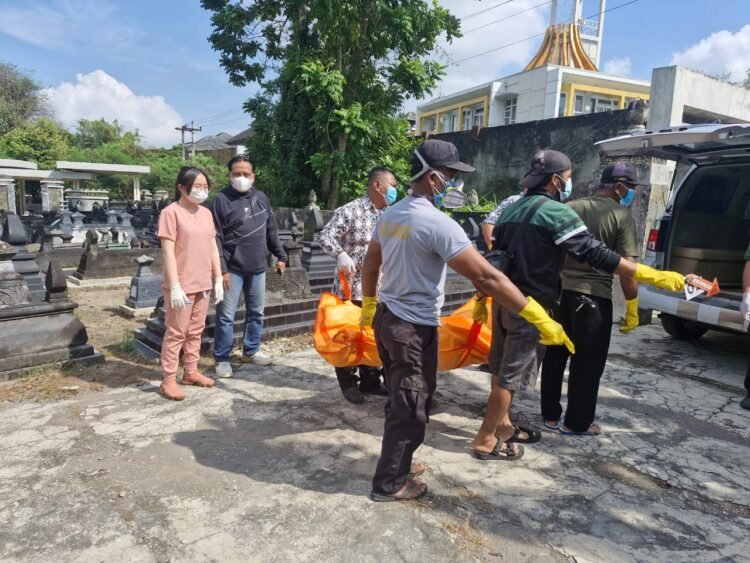 Proses evakuasi mayat pria tanpa identitas yang ditemukan di area Makam Randuguwang, Kalurahan Sariharjo, Ngaglik, Sleman, Jumat (12/9/2025). (Dok. Polresta Sleman)
