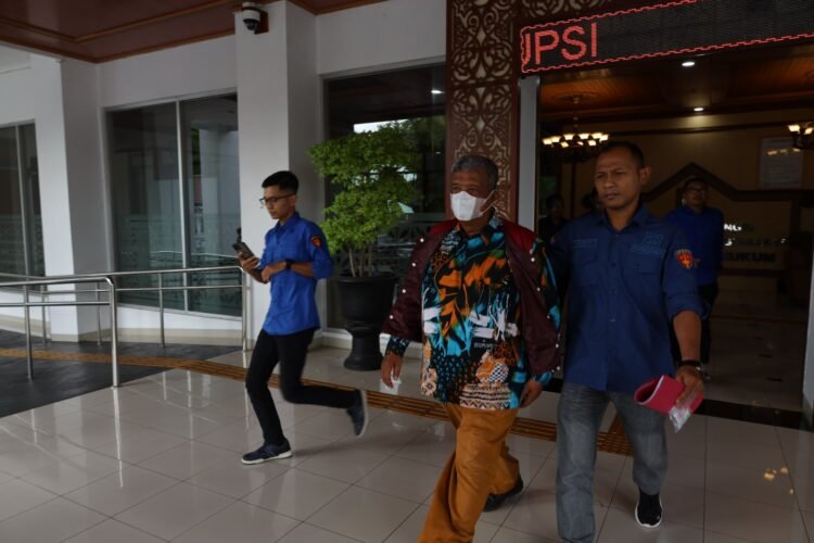 Kejati DIY menahan mantan dukuh Candirejo, Berbah, Sleman, Sarjono sebagai tersangka kasus Tanah Kas Desa, Kamis (11/9/2025). (Dok. Kejati DIY)