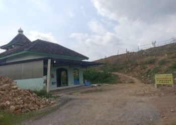 Masjid At-Taubah yang berdiri di kawasan proyek Tol Jogja-Solo-YIA Seksi 2 Paket 2.2 Trihanggo-Junction Sleman, Sabtu (13/9/2025).