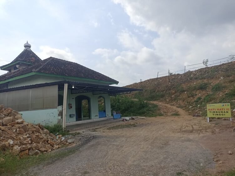 Masjid At-Taubah yang berdiri di kawasan proyek Tol Jogja-Solo-YIA Seksi 2 Paket 2.2 Trihanggo-Junction Sleman, Sabtu (13/9/2025).