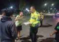 Polisi meminta keterangan saksi di lokasi kecelakaan beruntun di wilayah ring road Gamping, Sleman, Sabtu (13/9/2025)