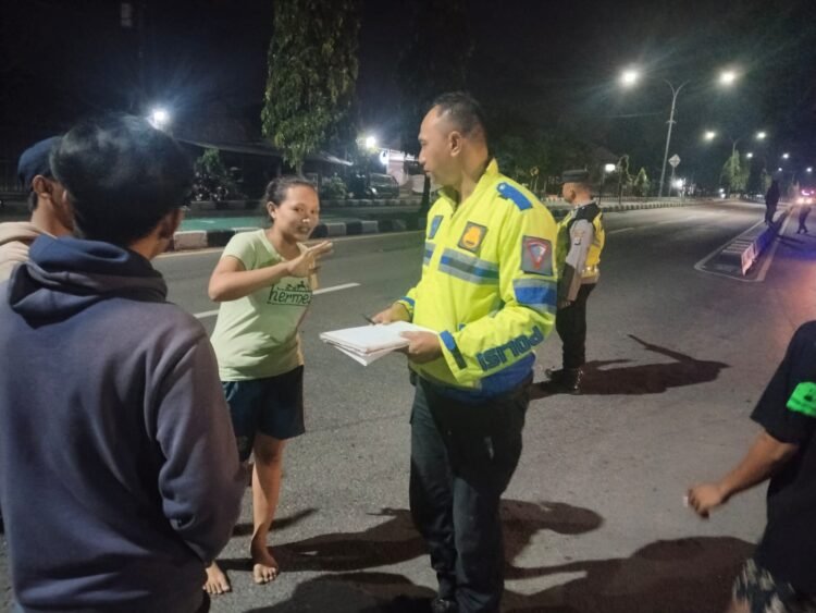 Polisi meminta keterangan saksi di lokasi kecelakaan beruntun di wilayah ring road Gamping, Sleman, Sabtu (13/9/2025)