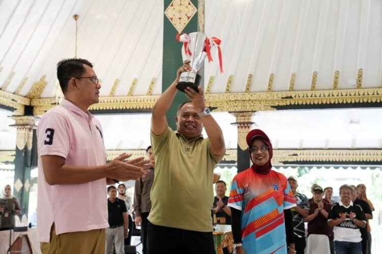 Bupati Sleman, Harda Kiswaya (tengah), mengangkat piala bergilir Peparda di Pendapa Parasamya Kabupaten Sleman, Sabtu (20/9/2025). (Dok. Pemkab Sleman)