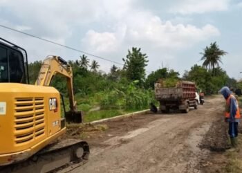 DPUPKP Sleman mengerjakan proyek perbaikan jalan di wilayah Sleman.
