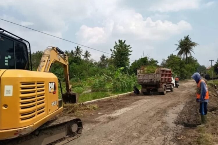 DPUPKP Sleman mengerjakan proyek perbaikan jalan di wilayah Sleman.