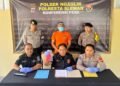 Jajaran Polsek Ngaglik menghadirkan pelaku dan menunjukkan barang bukti kasus penusukan di Mapolsek Ngaglik, Sleman, Selasa (23/9/2025).