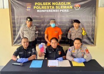 Jajaran Polsek Ngaglik menghadirkan pelaku dan menunjukkan barang bukti kasus penusukan di Mapolsek Ngaglik, Sleman, Selasa (23/9/2025).