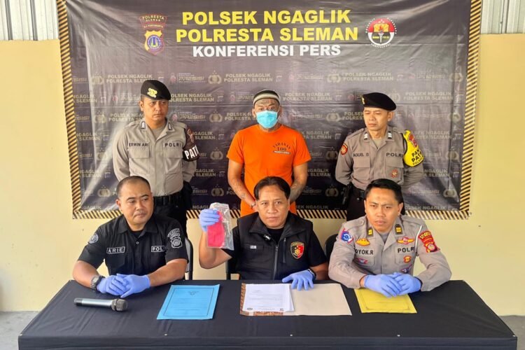 Jajaran Polsek Ngaglik menghadirkan pelaku dan menunjukkan barang bukti kasus penusukan di Mapolsek Ngaglik, Sleman, Selasa (23/9/2025).