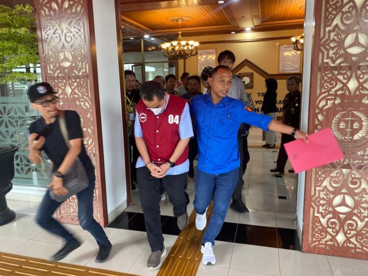 Eka Suryo Prihantoro resmi ditahan Kejati DIY atas kasus korupsi pengadaan bandwidth saat masih menjabat kepala Diskominfo Sleman, Kamis (25/9/2025). (Dok. Kejati DIY)