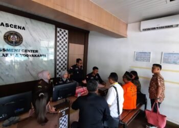 Kejaksaan Tinggi (Kejati) DIY menyerahkan tersangka Sarjono beserta barang bukti kasus mafia tanah kas desa (TKD) Kalurahan Tegaltirto, Berbah, Sleman ke Kejaksaan Negeri (Kejari) Sleman, Selasa (23/09/2025). (Dok. Kejati DIY)