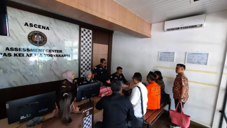 Kejaksaan Tinggi (Kejati) DIY menyerahkan tersangka Sarjono beserta barang bukti kasus mafia tanah kas desa (TKD) Kalurahan Tegaltirto, Berbah, Sleman ke Kejaksaan Negeri (Kejari) Sleman, Selasa (23/09/2025). (Dok. Kejati DIY)