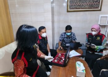 Tim penyidik Kejaksaan Tinggi (Kejati) DIY menggeledah rumah tersangka Eka Surya Prihantoro (ESP) di Dusun Karangasem Gempol, Kalurahan Condongcatur, Depok, Sleman pada Jumat (26/9/2025). (Dok. Kejati DIY)