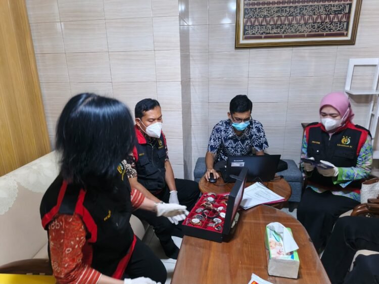 Tim penyidik Kejaksaan Tinggi (Kejati) DIY menggeledah rumah tersangka Eka Surya Prihantoro (ESP) di Dusun Karangasem Gempol, Kalurahan Condongcatur, Depok, Sleman pada Jumat (26/9/2025). (Dok. Kejati DIY)