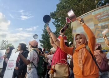 Ibu-ibu di Yogyakarta yang tergabung dalam Suara Ibu Indonesia memprotes program Makan Bergizi Gratis (MBG) di Bundaran UGM, Jumat (26/9/2025).