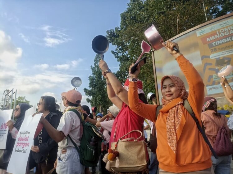 Ibu-ibu di Yogyakarta yang tergabung dalam Suara Ibu Indonesia memprotes program Makan Bergizi Gratis (MBG) di Bundaran UGM, Jumat (26/9/2025).