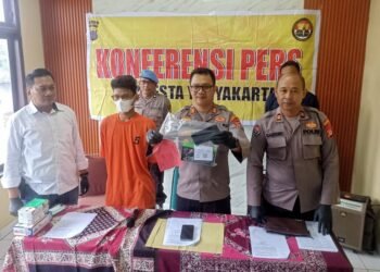 Jajaran Polsek Mergangsan menghadirkan pelaku dan barang bukti kasus penggelapan sepeda motor di Mapolsek Mergangsan, Selasa (30/9/2025).