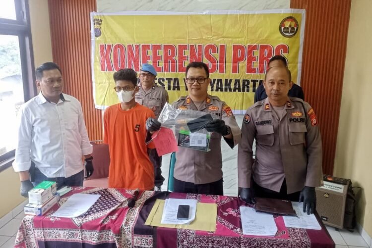 Jajaran Polsek Mergangsan menghadirkan pelaku dan barang bukti kasus penggelapan sepeda motor di Mapolsek Mergangsan, Selasa (30/9/2025).