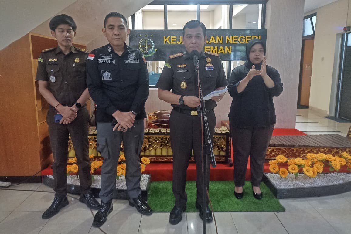 Kepala Kejaksaan Negeri Sleman, Bambang Yunianto (tiga dari kiri), menyampaikan perkembangan kasus korupsi hibah pariwisata di Kantor Kejari Sleman, Selasa (30/9/2025).