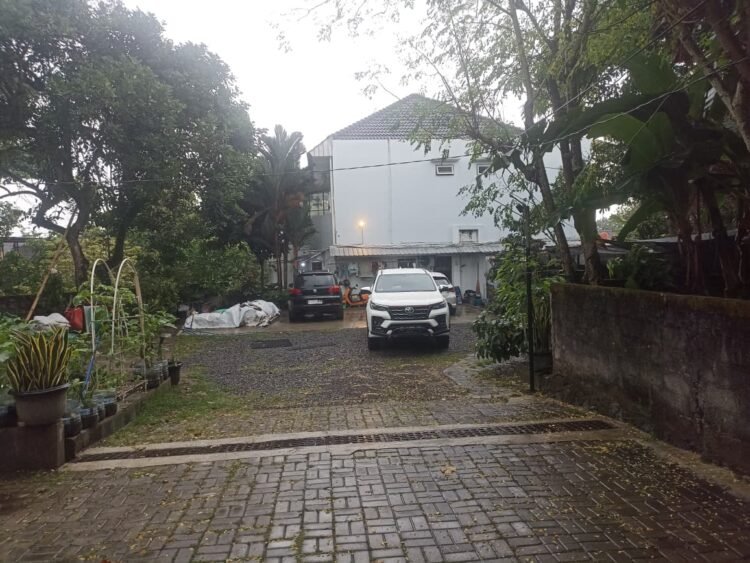 Suasana rumah mantan Bupati Sleman Sri Purnomo di Kalurahan Tridadi, Kapanewon Sleman usai ditetapkan sebagai tersangka kasus korupsi, Selasa (30/9/2025).