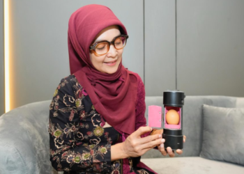 dosen Program Studi Magister Administrasi Rumah Sakit (MARS) UMY Qurratul Aini menunjukkan alat pendeteksi telur
