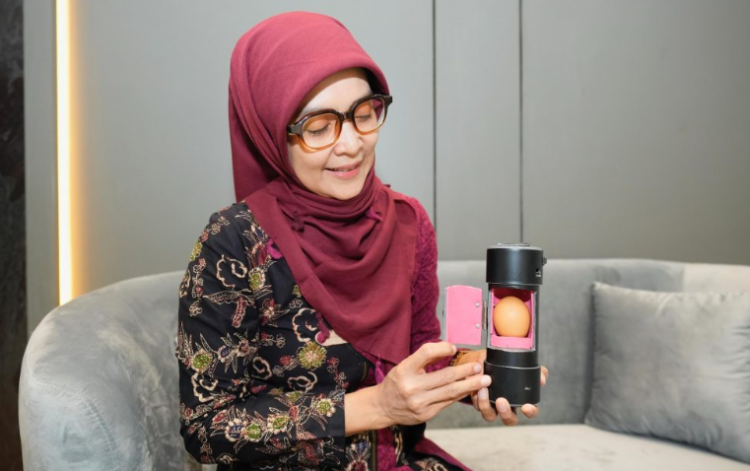 dosen Program Studi Magister Administrasi Rumah Sakit (MARS) UMY Qurratul Aini menunjukkan alat pendeteksi telur