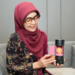dosen Program Studi Magister Administrasi Rumah Sakit (MARS) UMY Qurratul Aini menunjukkan alat pendeteksi telur