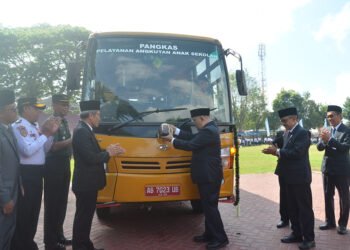 Wakil Gubernur DIY bersama Bupati Bantul meresmikan bus sekolah untuk siswa di Bantul. [Dok Dishub Kabupaten Bantul]