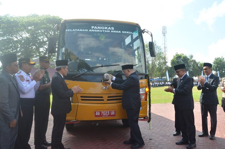 Wakil Gubernur DIY bersama Bupati Bantul meresmikan bus sekolah untuk siswa di Bantul. [Dok Dishub Kabupaten Bantul]