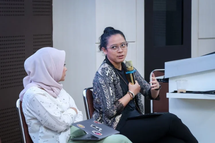 Satu di antara para Ekonom UGM yakni Sekar Utami menyampaikan tujuh desakan darurat ekonomi