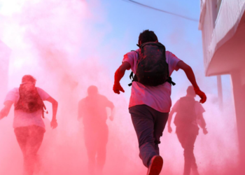 Ilustrasi demonstran menghindar dari paparan gas air mata