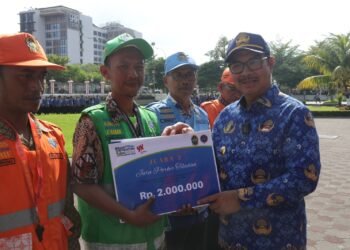 Satu di antara juru parkir (jukir) yang mendapatkan penghargaan, Muhammad Nurulisa saat menerima penghargaan dari Pemkot Yogyakarta, Senin (22/9/2025).