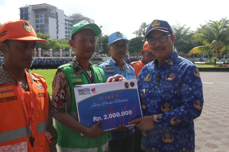 Satu di antara juru parkir (jukir) yang mendapatkan penghargaan, Muhammad Nurulisa saat menerima penghargaan dari Pemkot Yogyakarta, Senin (22/9/2025).