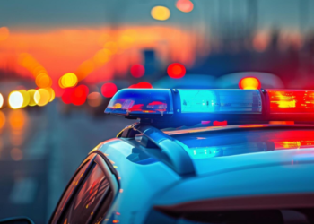 Ilustrasi kendaraan menggunakan strobo atau sirine. [vecteezy/Yulia Gapeenko]