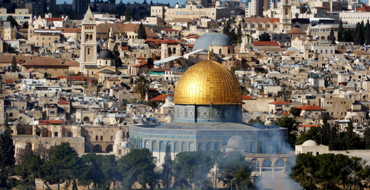 Jerusalem menjadi satu di antara sekian wilayah yang jadi rebutan Israel dengan Palestina. Kota tersebut diklaim dua pihak sebagai ibu kota mereka