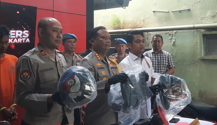 Jumpa pers kasus pelemparan bom molotov dan batu di sejumlah titik pos polisi di Kota Yogyakarta dan Sleman di Mapolresta Yogyakarta, Kamis (11/9/2025). (populi.id/ Hadid Pangestu)