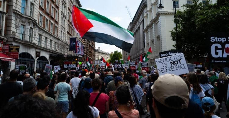 Aksi unjuk rasa di London, Inggris terkait aksi genosida terhadap Palestina yang dilakukan oleh Zionis Israel