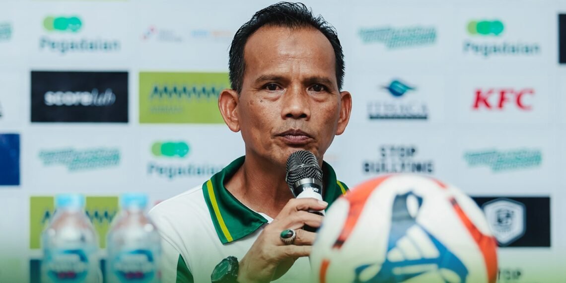 Pelatih kepala PSS Sleman Ansyari Lubis saat melakoni sesi jumpa pers usai laga kontra Persiba Balikpapan, Senin (15/9/2025) malam