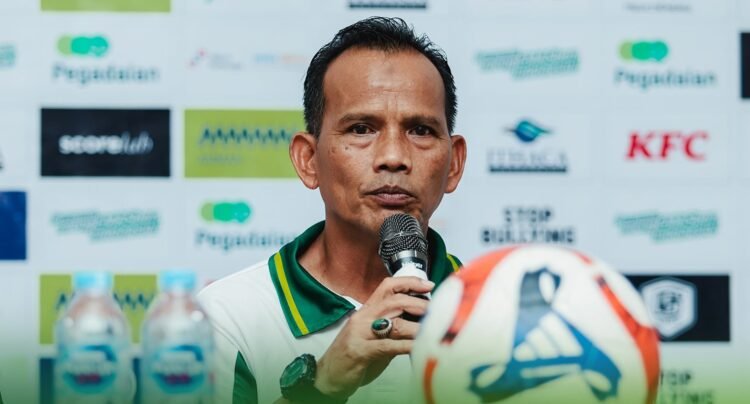 Pelatih kepala PSS Sleman Ansyari Lubis saat melakoni sesi jumpa pers usai laga kontra Persiba Balikpapan, Senin (15/9/2025) malam