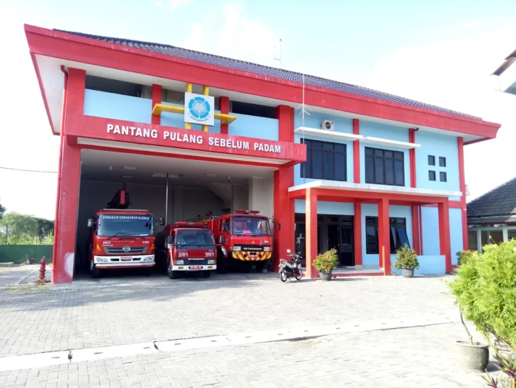 Pos Pemadam Kebakaran Kabupaten Sleman yang ada di wilayah Godean. Rencananya bangunan serupa juga akan dibangun di kawasan Prambanan yang diproyeksi kelar Desember 2025 mendatang