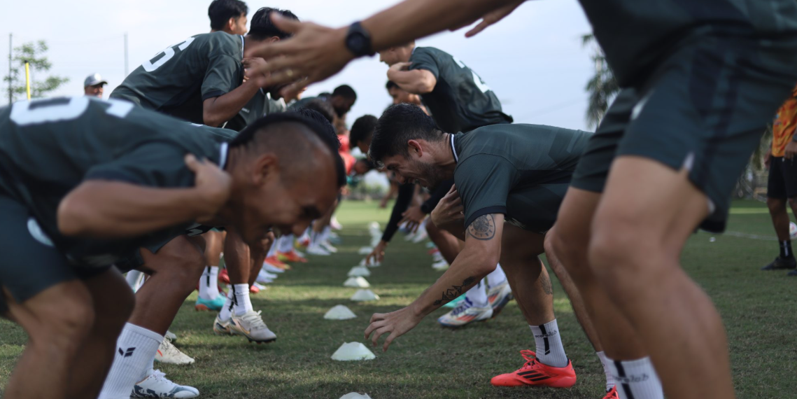 Para pemain PSS Sleman melakoni latihan fisik jelang menghadapi Deltras Sidoarjo dalam lanjutan kompetisi Championship, Jumat (26/9/2025)