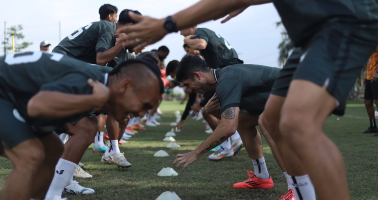 Para pemain PSS Sleman melakoni latihan fisik jelang menghadapi Deltras Sidoarjo dalam lanjutan kompetisi Championship, Jumat (26/9/2025)