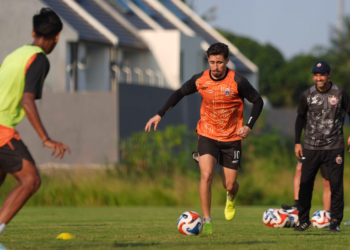 Pelatih Mauricio Souza memperhatikan latihan para penggawa Persija Jakarta jelang menghadapi Bali United hari Minggu nanti.