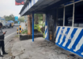 Seorang warga memantau pos polisi di wilayah Sleman yang dirusak hingga dilempar molotov orang tak dikenal, Kamis (4/9/2025)