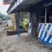 Seorang warga memantau pos polisi di wilayah Sleman yang dirusak hingga dilempar molotov orang tak dikenal, Kamis (4/9/2025)