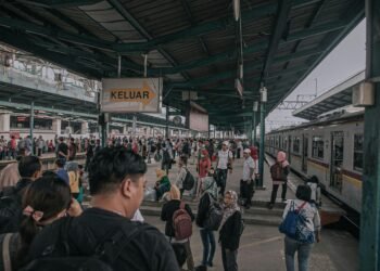Aktivitas masyarakat di satu di antara stasiun kereta api di Jakarta