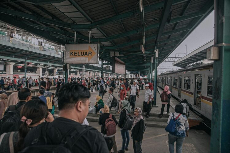 Aktivitas masyarakat di satu di antara stasiun kereta api di Jakarta