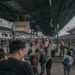 Aktivitas masyarakat di satu di antara stasiun kereta api di Jakarta