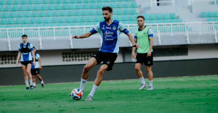 penggawa PSIM Yogyakarta berlatih dalam persiapan menghadapi lanjutan Super League