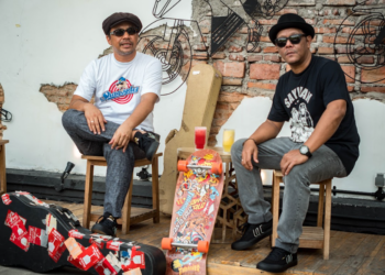 Personel Shaggydog mengenakan sepatu skena Dogle seri Sayidan