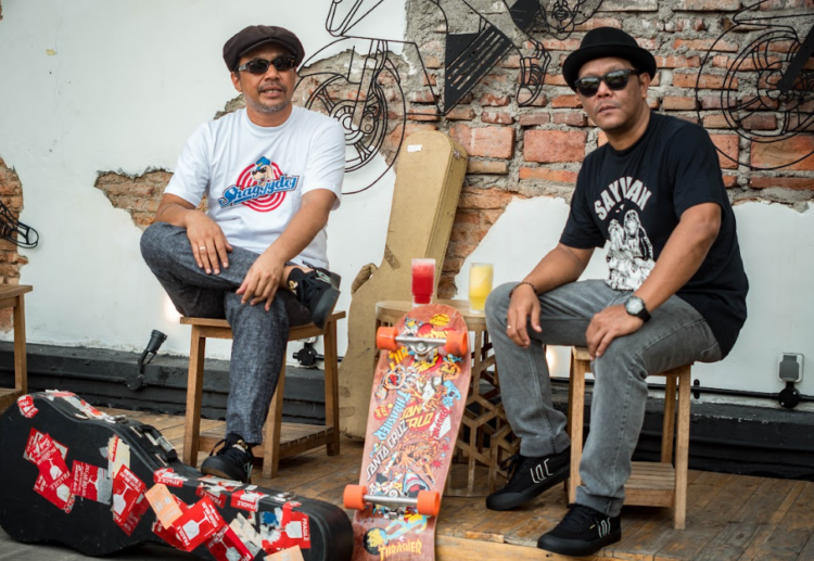 Personel Shaggydog mengenakan sepatu skena Dogle seri Sayidan